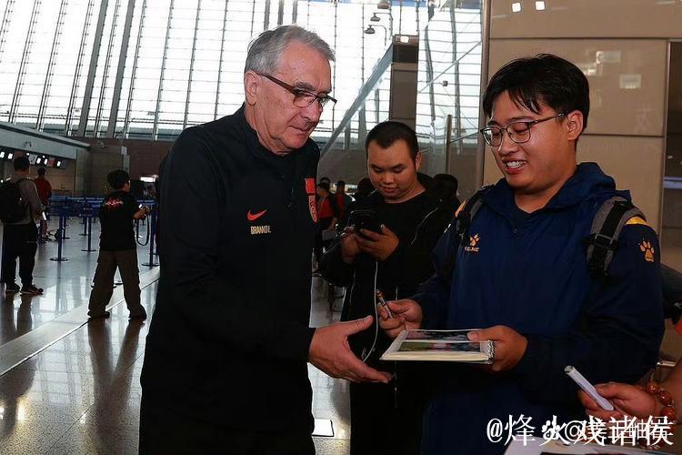 国足星夜抵达雅加达 客战印尼主力框架已形成 国足星夜抵达雅加达 客战印尼主力框架已形成