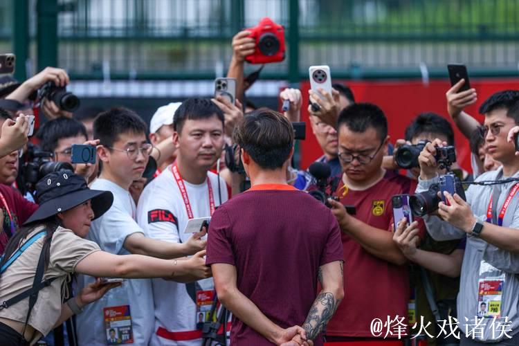 国足重庆公开训练热度不减 战巴林阵容将有较大变化